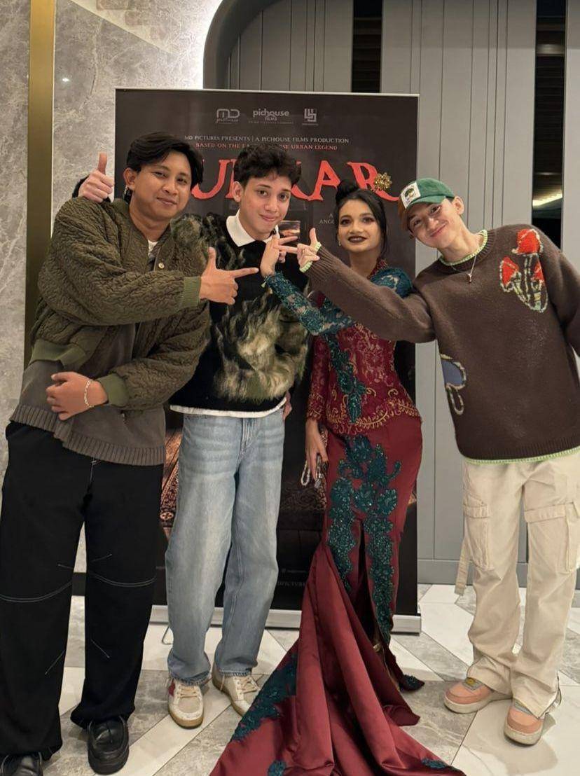 potret artis di gala premier film Munkar (Instagram.com/ilhamyuda23)