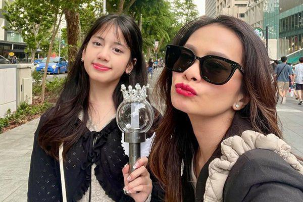 7 Potret Ersa Mayori Nonton Konser ENHYPEN di Singapura Bareng Anak