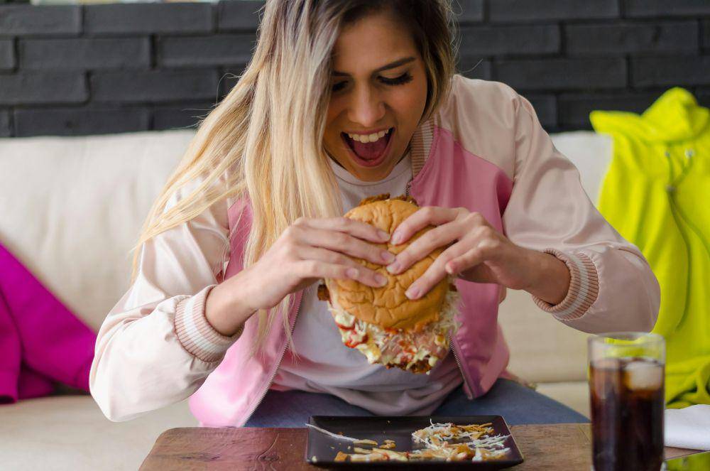 ilustrasi makan makanan siap saji (Unsplash.com/Frederick Medina)