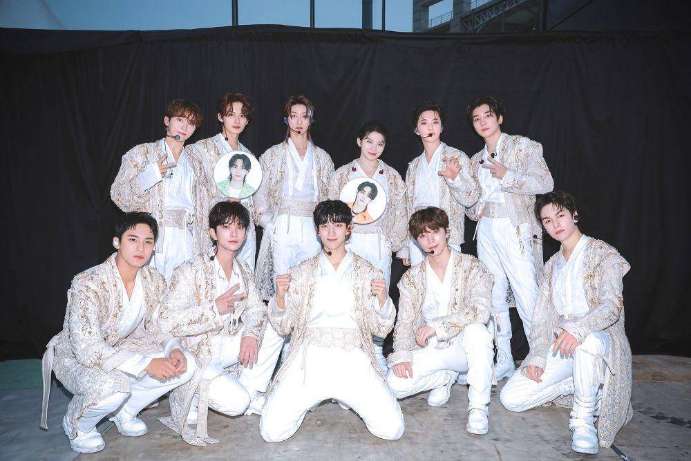 potret SEVENTEEN pada konser FOLOW Macau (twitter.com/pledis_17)