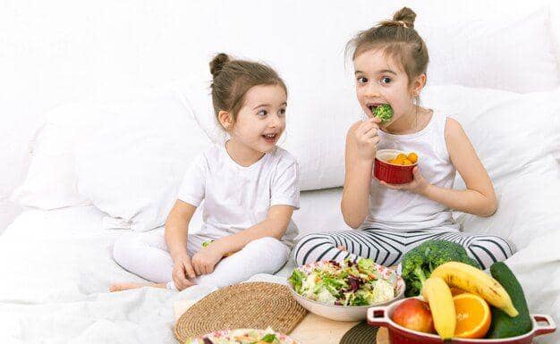 ilustrasi anak perempuan makan sayuran (freepik.com/pvproductions)