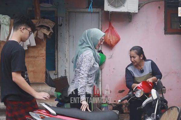 8 Potret Angelina Sondakh Kunjungi Rumah Asistennya di Gang Sempit