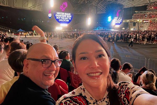 7 Potret Maia Estianty Ultah ke-48 Nonton Konser Coldplay di Singapura