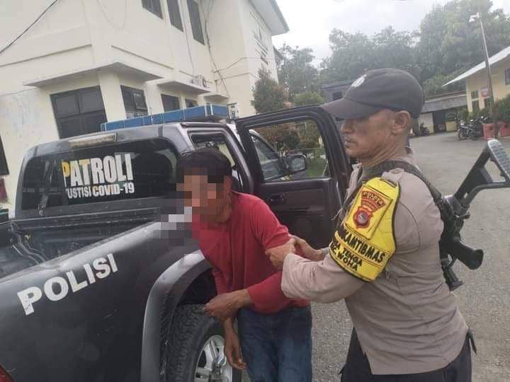 Foto pelaku saat diamankan polisi (Dok/istimewa)