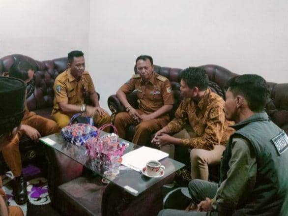 Kordum aksi Kepala desa saat ditemui oleh anggota Bawaslu Lotim (IDN Times/Ruhaili)