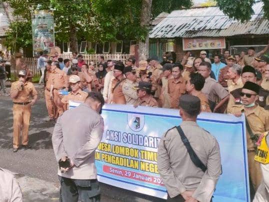 Rekan Jadi Tersangka Tipilu, Forum Kades Lotim Demo di Kantor Bawaslu