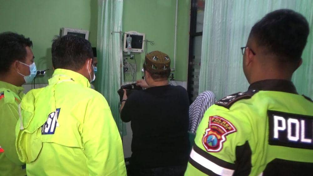 KH. Abdullah Samsul Arifin saat di rawat di rumah sakit dr. Widodo Ngawi