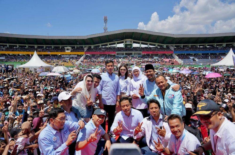 Cawapres Gibran Rakabuming Raka ditemani Ketua Gerindra Jatim, Anwar Sadad, Gubernur Khofifah Indar Parawansa, Wagub Emil Dardak, Ketua TKD Jatim, Boedi Prijo, Ketua SPSI Ahmad Fauzi, Jubir Gasper Jazuli saat di Gelora Delta Sidoarjo. Dok. Gerindra Jatim.