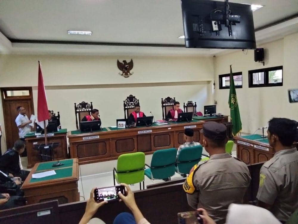 Terdakwa saat duduk di depan majelis hakim untuk mendengarkan putusan vonis. (IDN Times/bt)