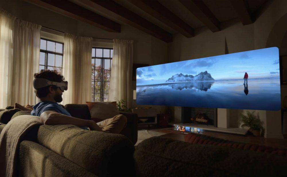 Potret nonton film dengan Apple Vision Pro (Dok. Apple)