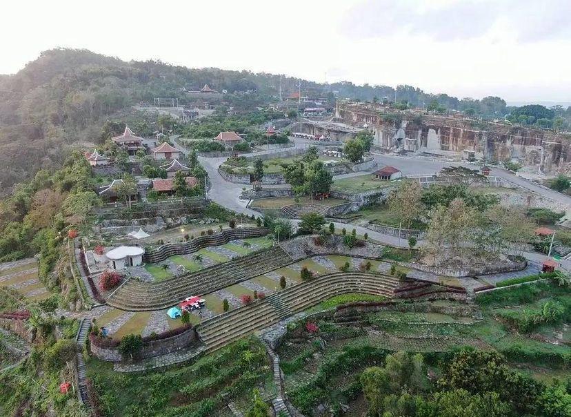 5 Daya Tarik Watu Tapak Camp Hill Jogja, Ada Legendanya