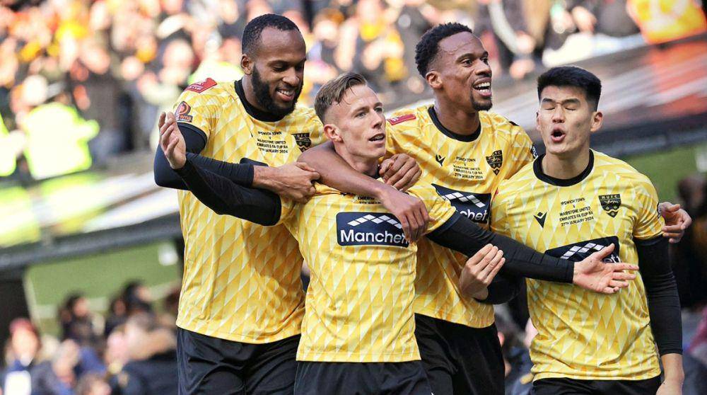Pemain Maidstone United saat merayakan gol kedua melawan Ipswich Town pada putaran keempat Piala FA 2023/2024. (twitter.com/maidstoneunited)