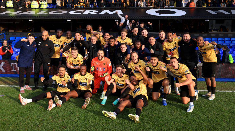 Skuad Maidstone United berselebrasi setelah berhasil mengalahkan Ipswich Town di Piala FA 2023/2024 pada Sabtu (27/1/2024). (twitter.com/EmiratesFACup)