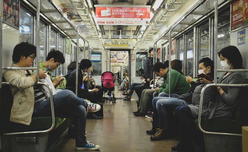 ilustrasi naik kereta di Jepang (unsplash.com/Nikolay Likomanov)