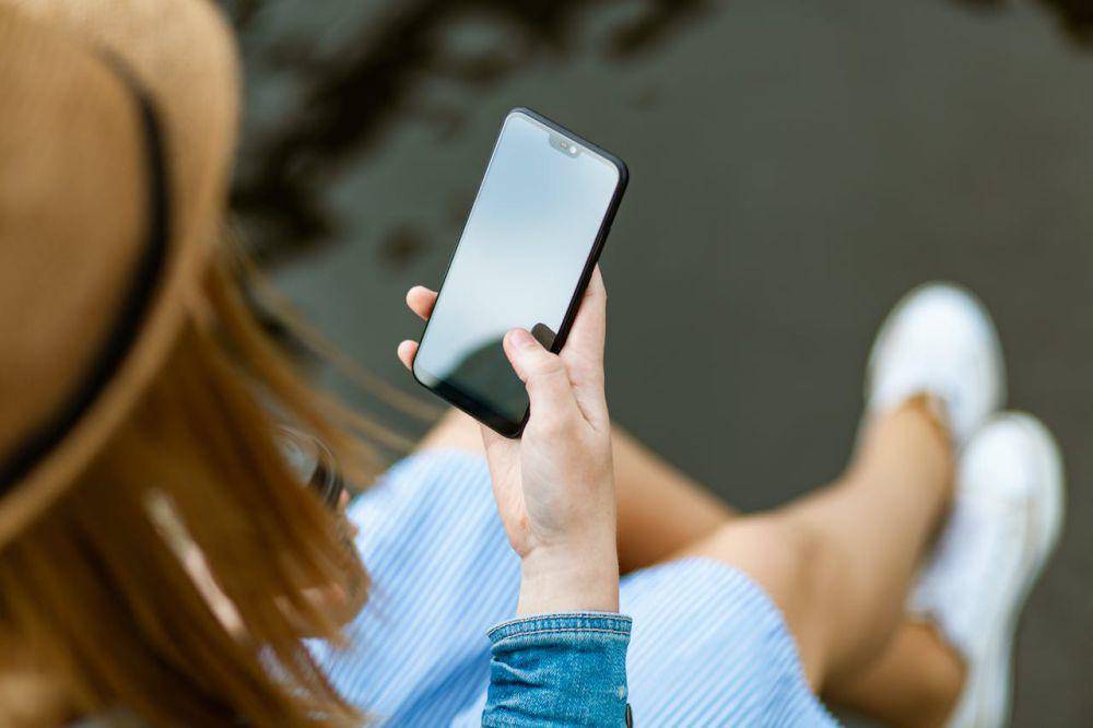 ilustrasi melihat ramalan cuaca di smartphone (pexels.com/GeorgeDolgikh)