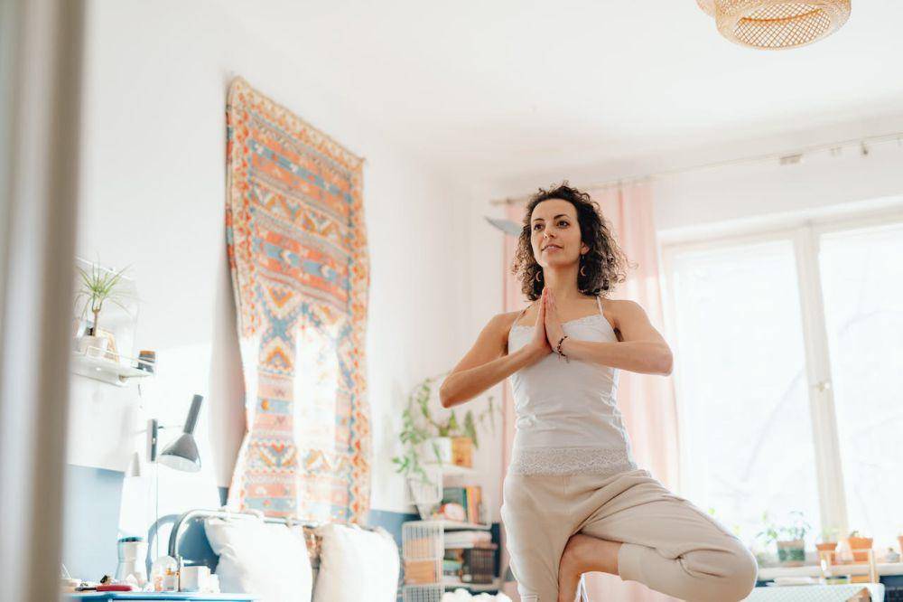 ilustrasi yoga di rumah (pexels.com/Karolina Grabowska)