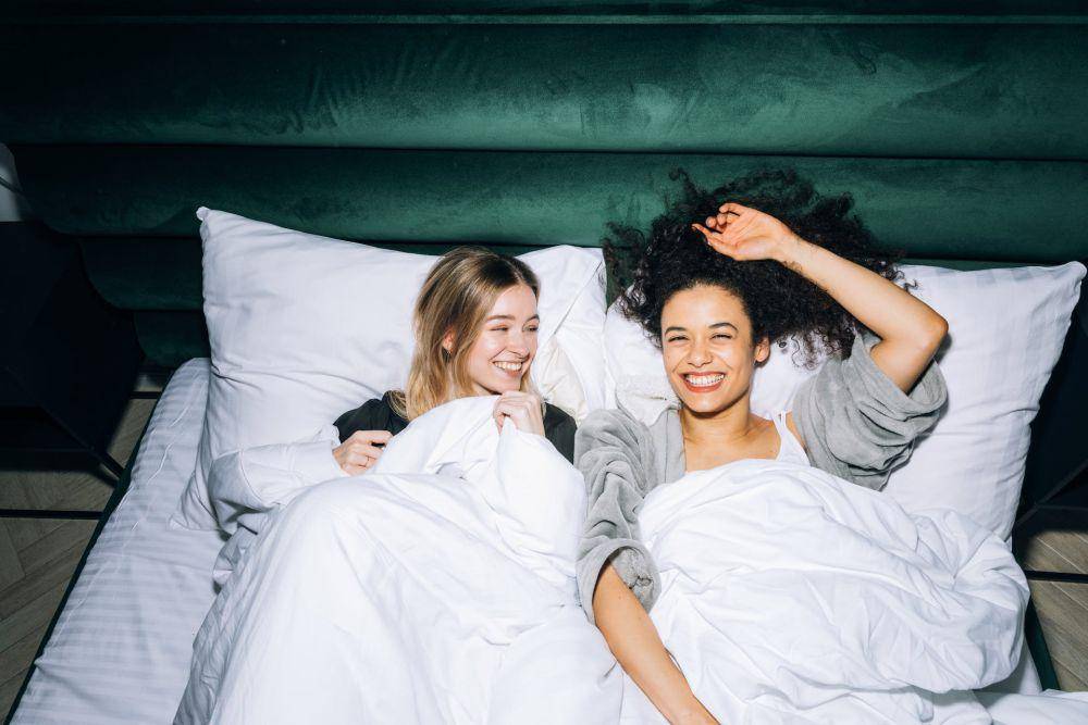 ilustrasi tidur bareng (pexels.com/KoolShooters)