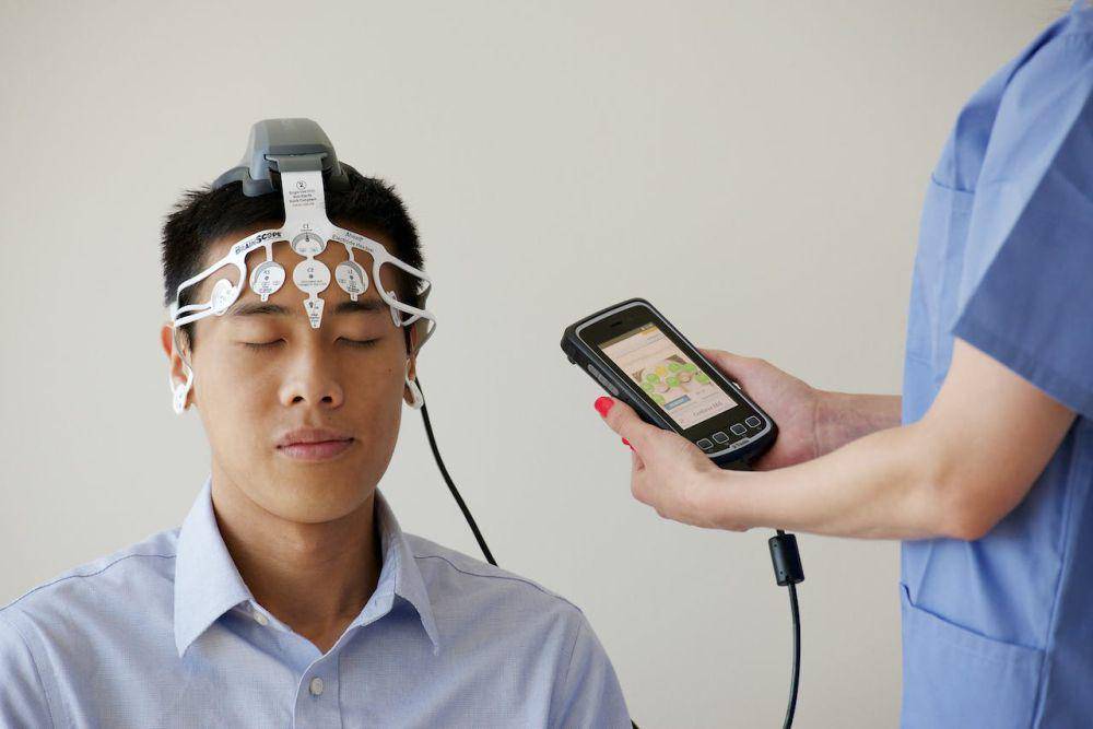 ilustrasi penggunaan Electroencephalography (EEG) (pexels.com/KOS Chiropractic Integrative Health)
