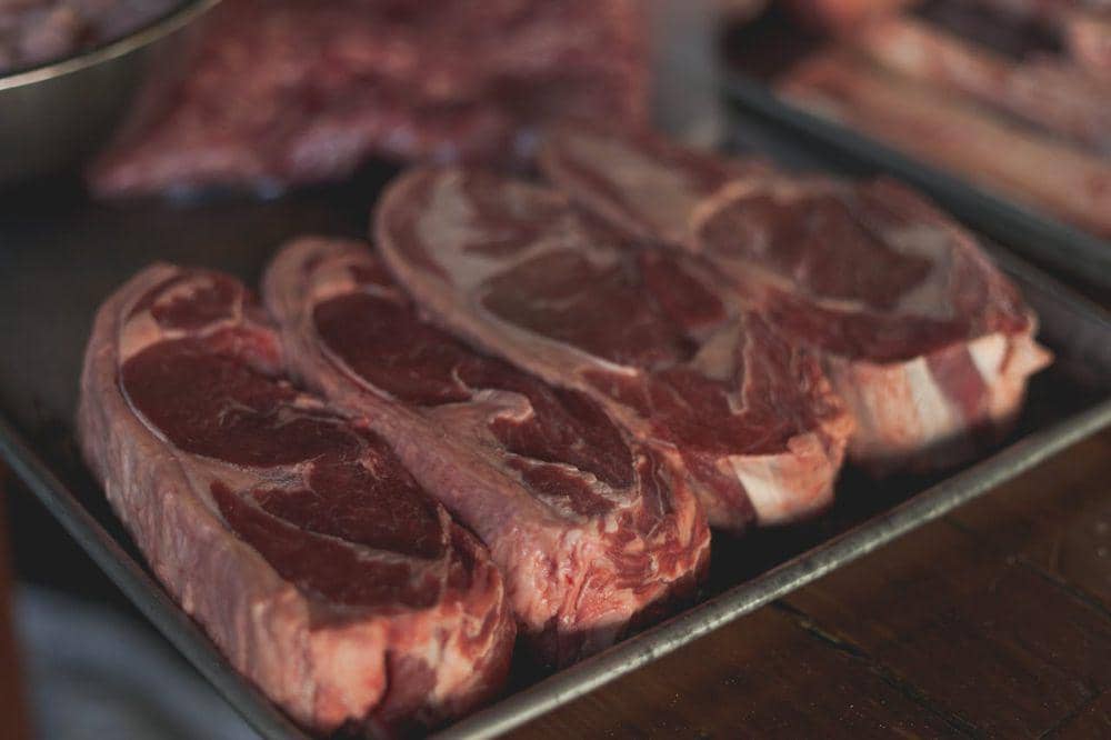 daging sapi mentah (pexels.com/Los Muertos Crew)