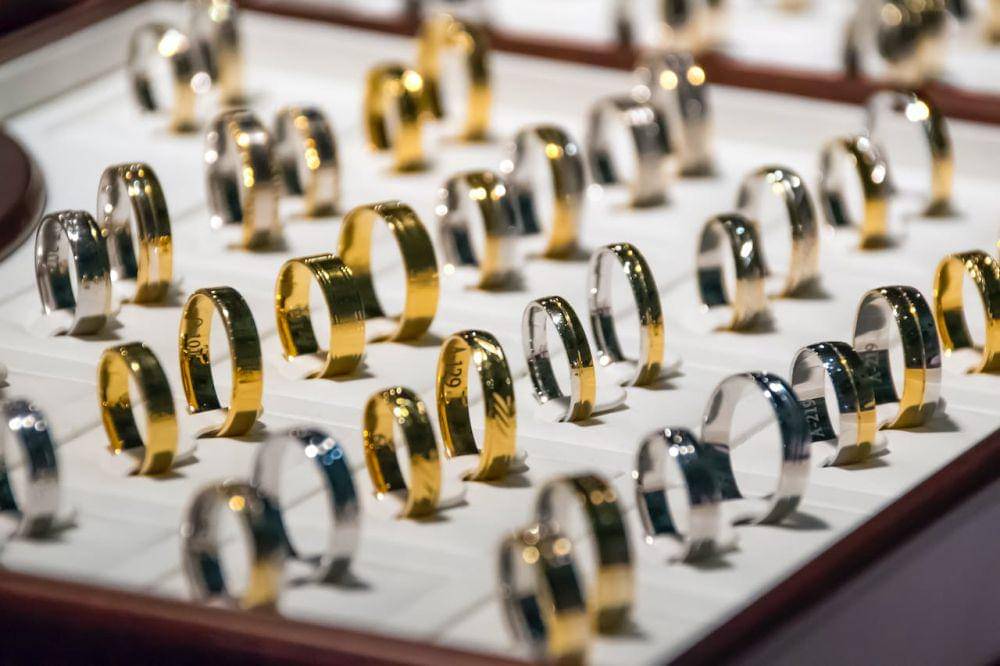 ilustrasi cincin emas dan perak (pexels.com/PhotoMIX Company)