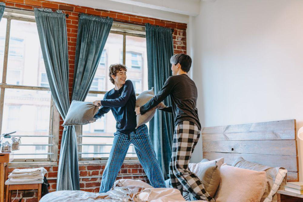 6 Suka Duka Berbagi Kamar Tidur dengan Saudara