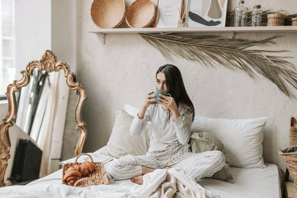 ilustrasi menyendiri di kamar (pexels.com/Vlada Karpovich)