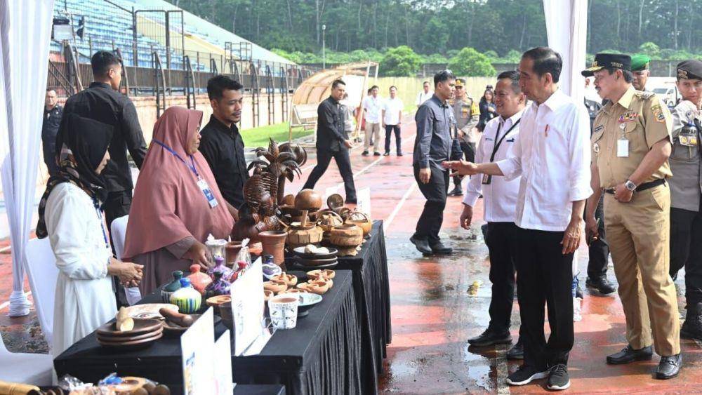 Presiden Joko Widodo bersilaturahmi dengan para peserta program membina ekonomi keluarga sejahtera (Mekaar) binaan Permodalan Nasional Madani (PNM) pada Senin, 29 Januari 2024, di Stadion Gemilang, Kabupaten Magelang, Provinsi Jawa Tengah. (dok. BPMI Setpres/Kris)