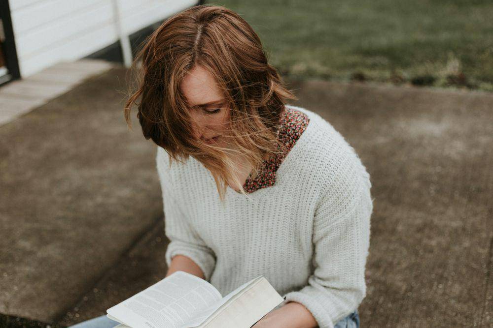 ilustrasi membaca buku (unsplash.com/Priscilla Du Preez 🇨🇦)