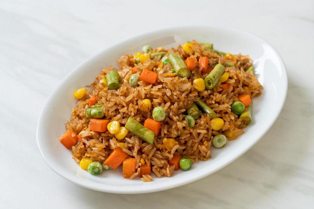 nasi goreng sayuran (vecteezy.com/Natthapon Ngamnithiporn)