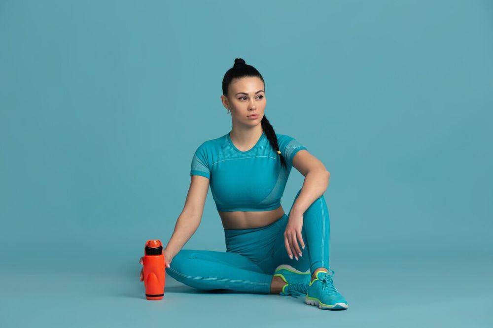 wanita memakai short sleeves (freepik.com/master1305)