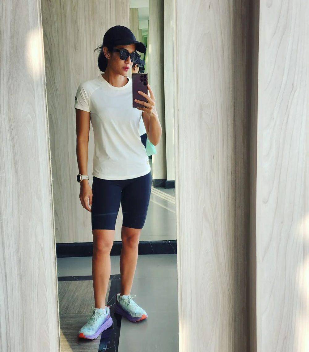 gaya Dian Sastro saat mirror selfie (instagram.com/therealdisastr/)