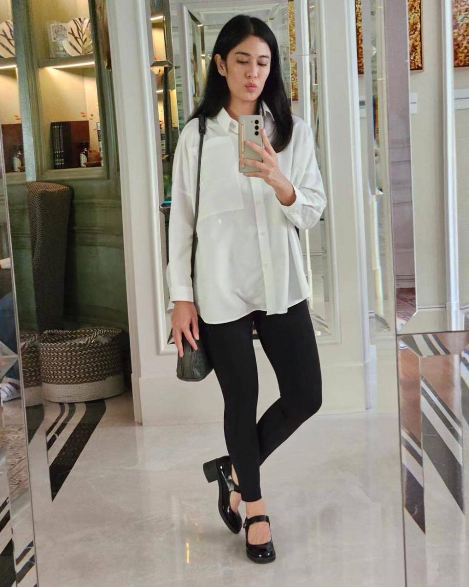 gaya Dian Sastro saat mirror selfie (instagram.com/therealdisastr/)