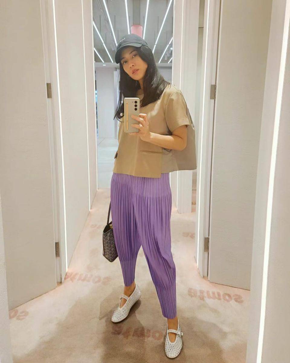 gaya Dian Sastro saat mirror selfie (instagram.com/therealdisastr/)