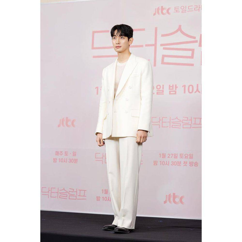 Yoon Park di press conference drama Doctor Slump (instagram.com/h_and_ent)