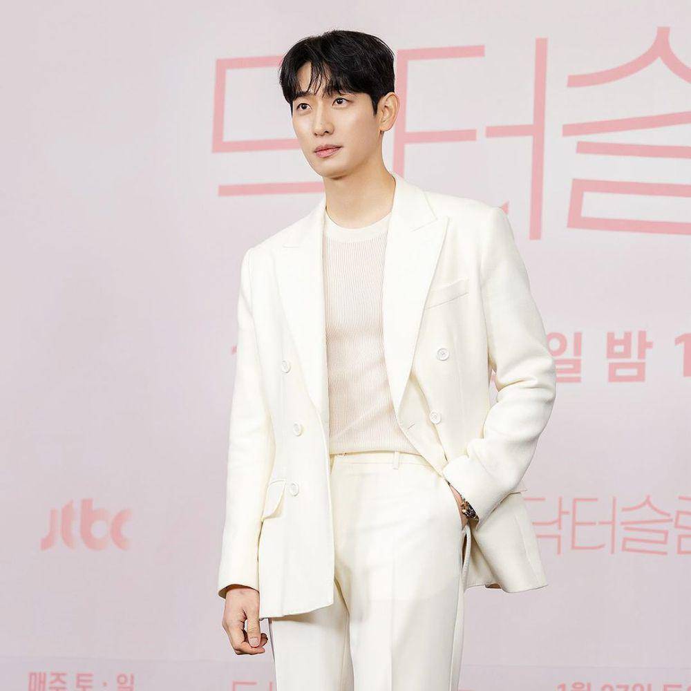 Yoon Park di press conference drama Doctor Slump (instagram.com/h_and_ent)