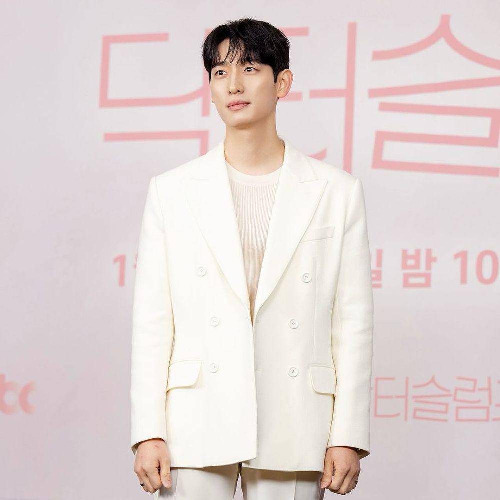 Yoon Park di press conference drama Doctor Slump (instagram.com/h_and_ent)