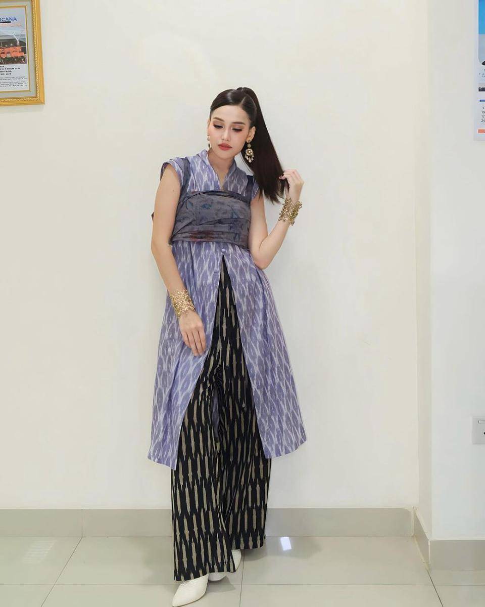 potret Ayu Ting Ting memakai busana wastra (instagram.com/ayutingting92)