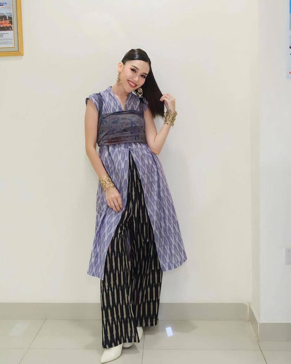 potret Ayu Ting Ting memakai busana wastra (instagram.com/ayutingting92)