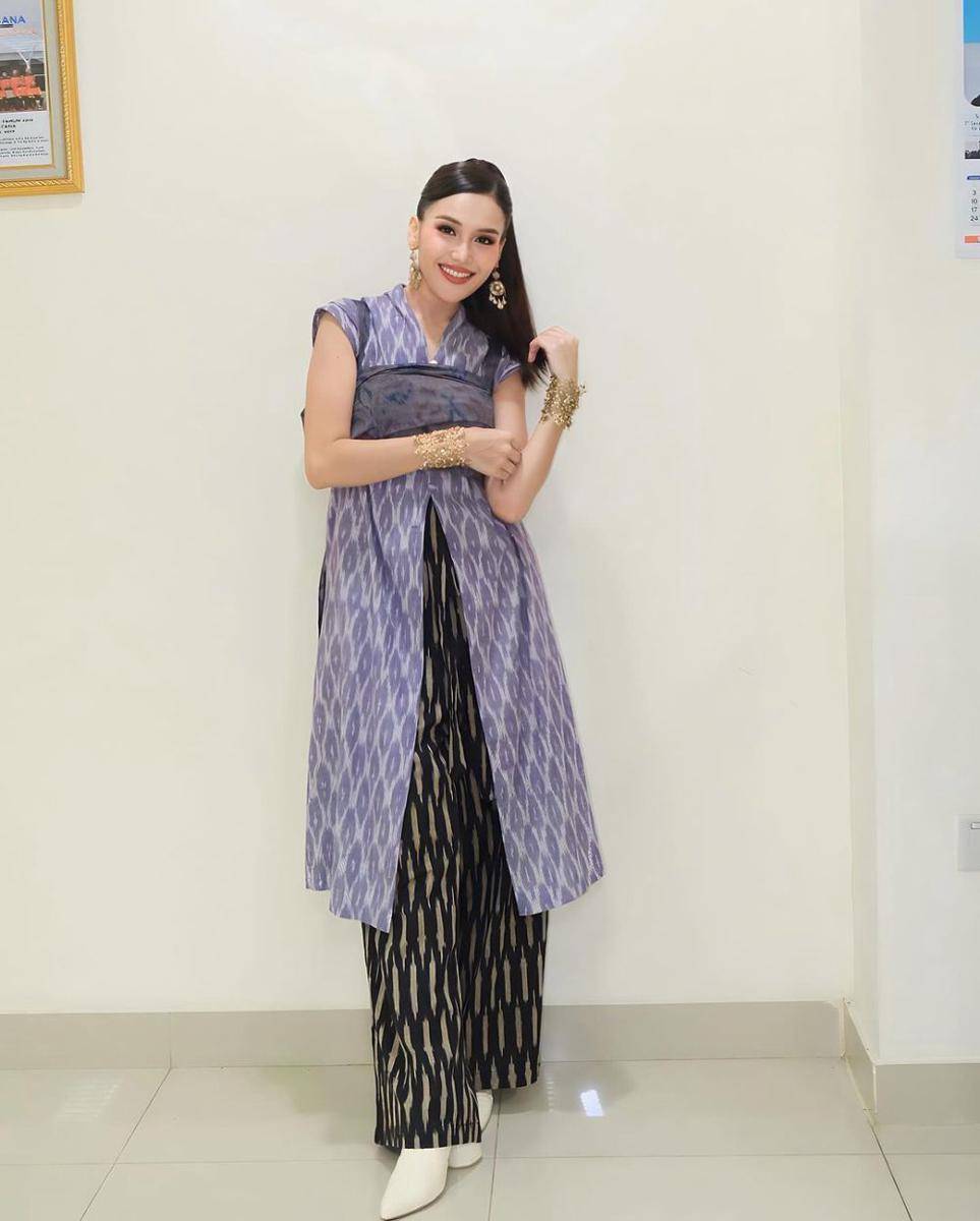 potret Ayu Ting Ting memakai busana wastra (instagram.com/ayutingting92)