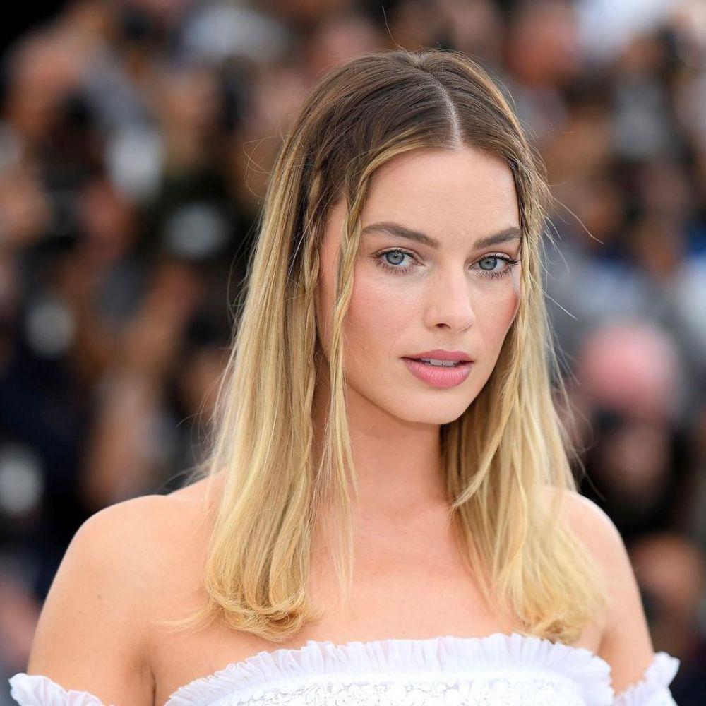 7 Gaya Rambut Belah Tengah Margot Robbie, Simpel dan Effortless
