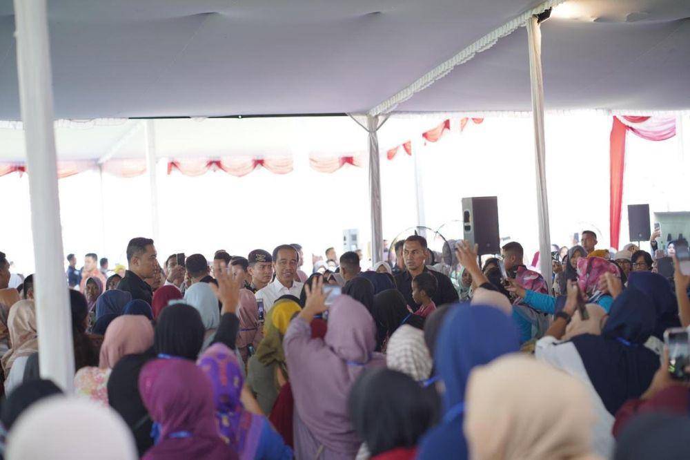 Presiden Joko “Jokowi” Widodo bersilaturahmi dengan para peserta program Mekaar di Stadion Gemilang, Kabupaten Magelang, Provinsi Jawa Tengah. (dok. PNM).