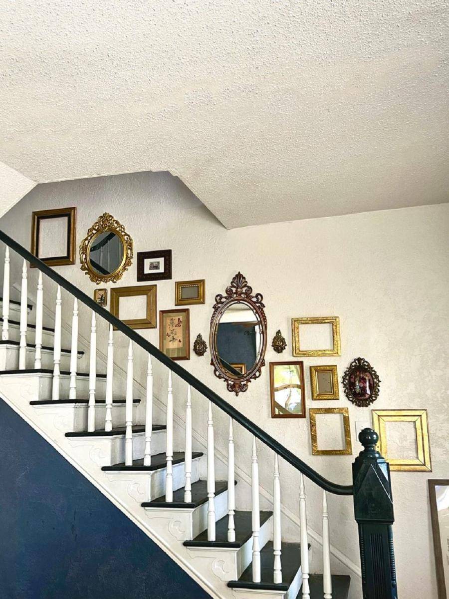 potret gallery wall di dalam rumah (reddit.com/marip0sita)