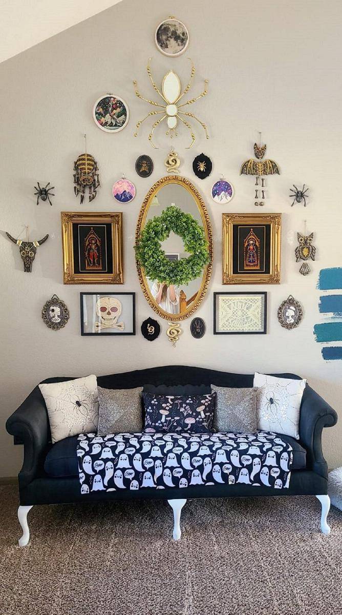 potret gallery wall di dalam rumah (reddit.com/coconutlemongrass)