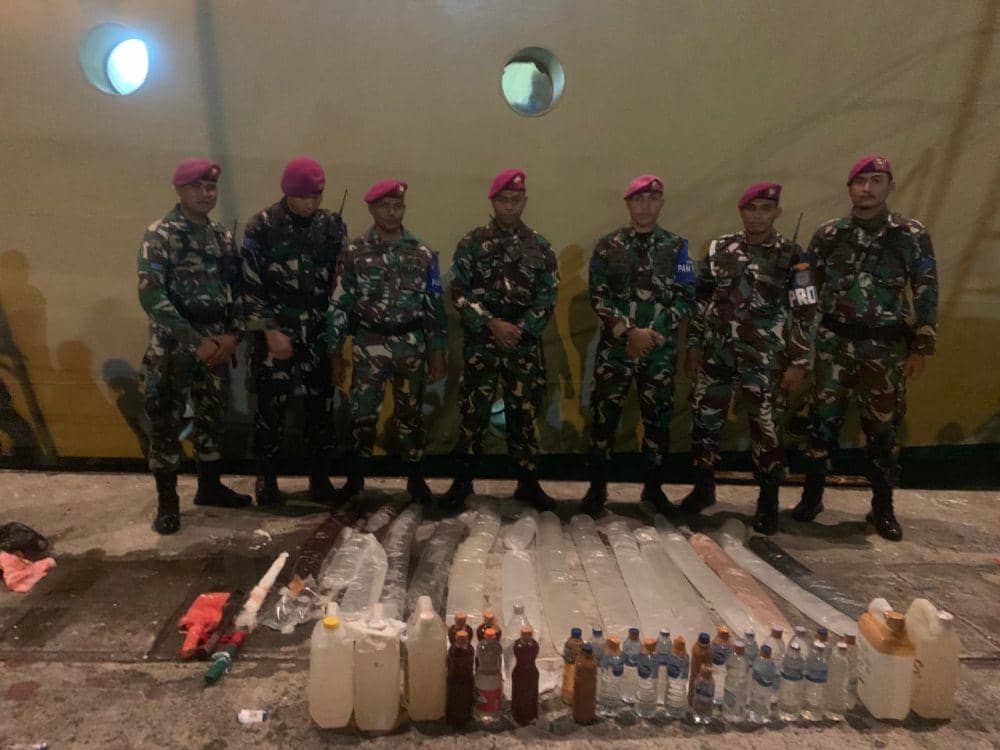 Penumpang Kapal di Ambon Ketahuan Bawa 160 Liter Miras Sopi