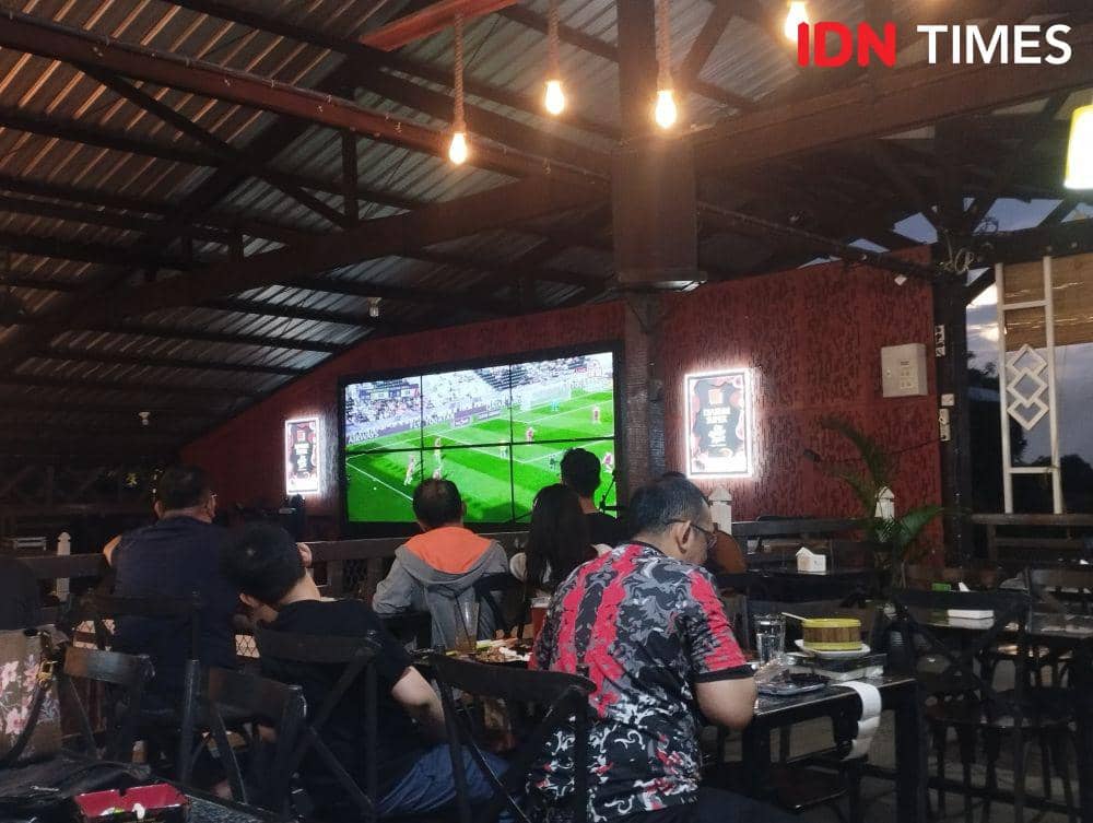 Nonton bareng timnas Indonesia vs Australia di Medan Marelan (IDN Times/Doni Hermawan)