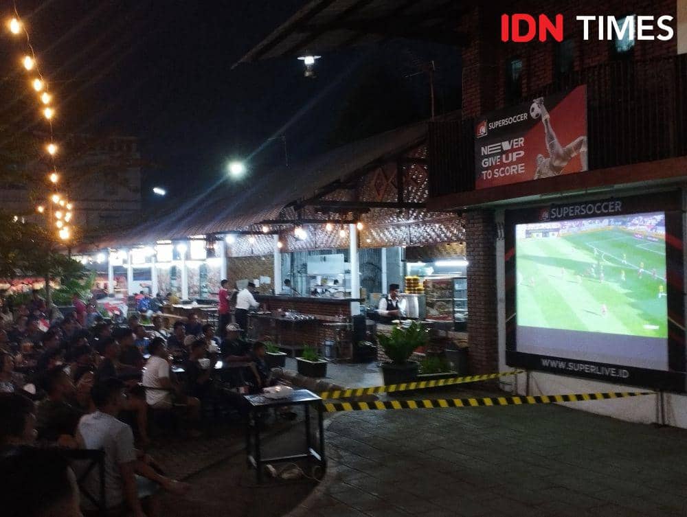 Nonton bareng timnas Indonesia vs Australia di Medan Marelan (IDN Times/Doni Hermawan)