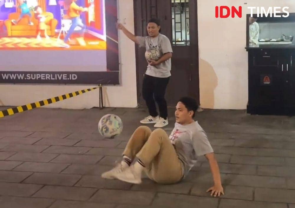 Freestyle football saat nonton bareng timnas Indonesia vs Australia di Medan Marelan (IDN Times/Doni Hermawan)