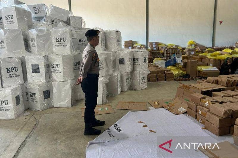 Polisi Menjaga Ketat Logistik Pemilu 2024 di Gudang KPU Balikpapan