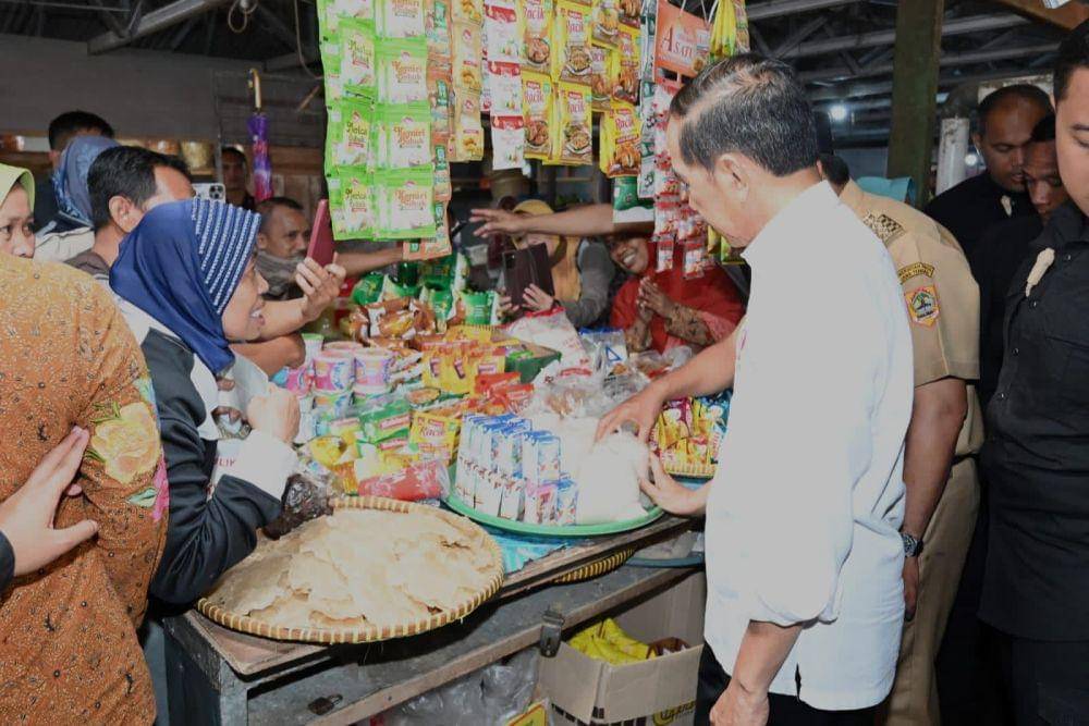 Presiden Joko "Jokowi" Widodo meninjau Pasar Mungkid, Kabupaten Magelang, Senin (29/1/2024). (dok. BPMI Setpres)