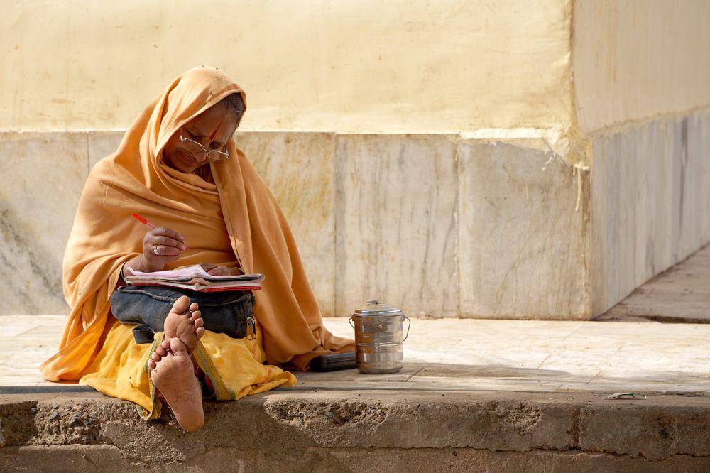 ilustrasi perempuan India sedang menulis (Pixabay/Jon Hoefer)